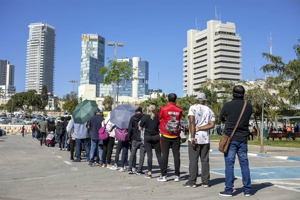 Solicitantes de asilo y trabajadores extranjeros hacían fila este martes en Israel para recibir la primera dosis de la vacuna contra el Covid-19.