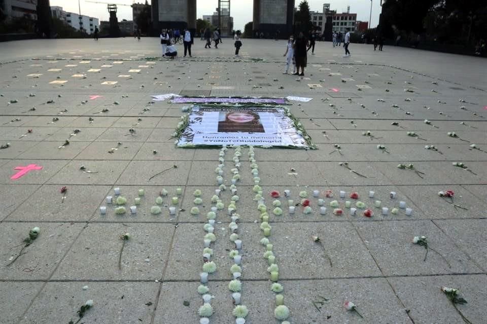 La tarde de este martes colocaron mantas con su rostro impreso, flores, velas y cruces rosas con la leyenda 'Ni una Más'.