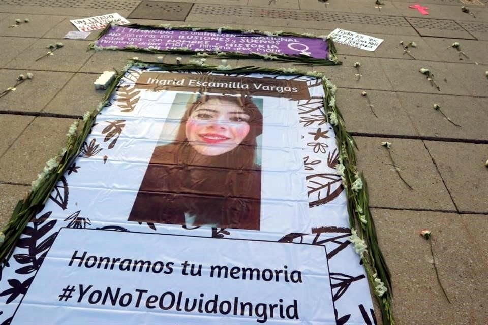 Alrededor de las 18:30 horas, prendieron las velas y pidieron justicia por Escamilla, quien fue víctima de feminicidio.