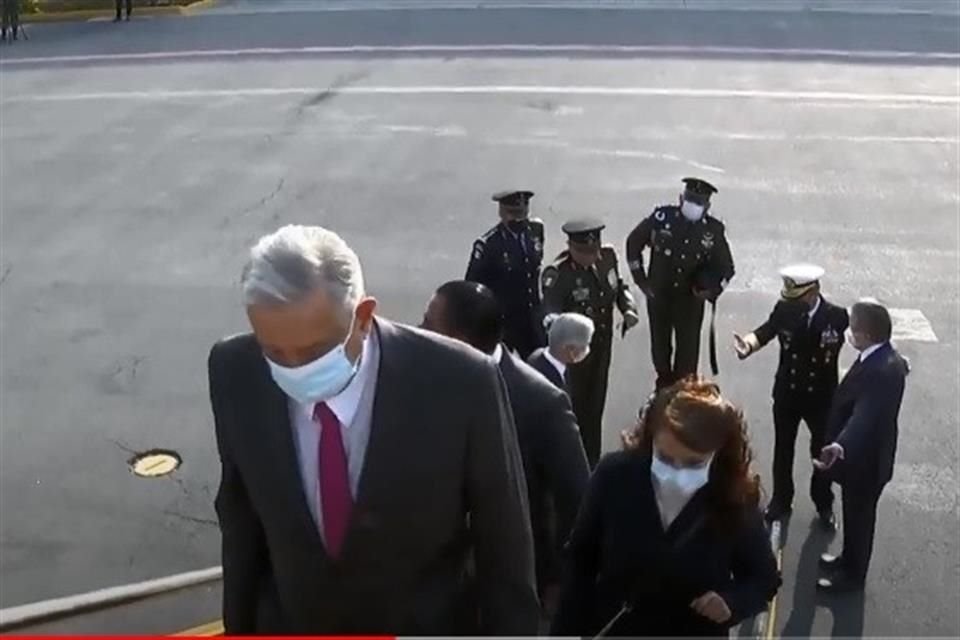 AMLO al subir a avión de la Fuerza Aérea en el AICM.