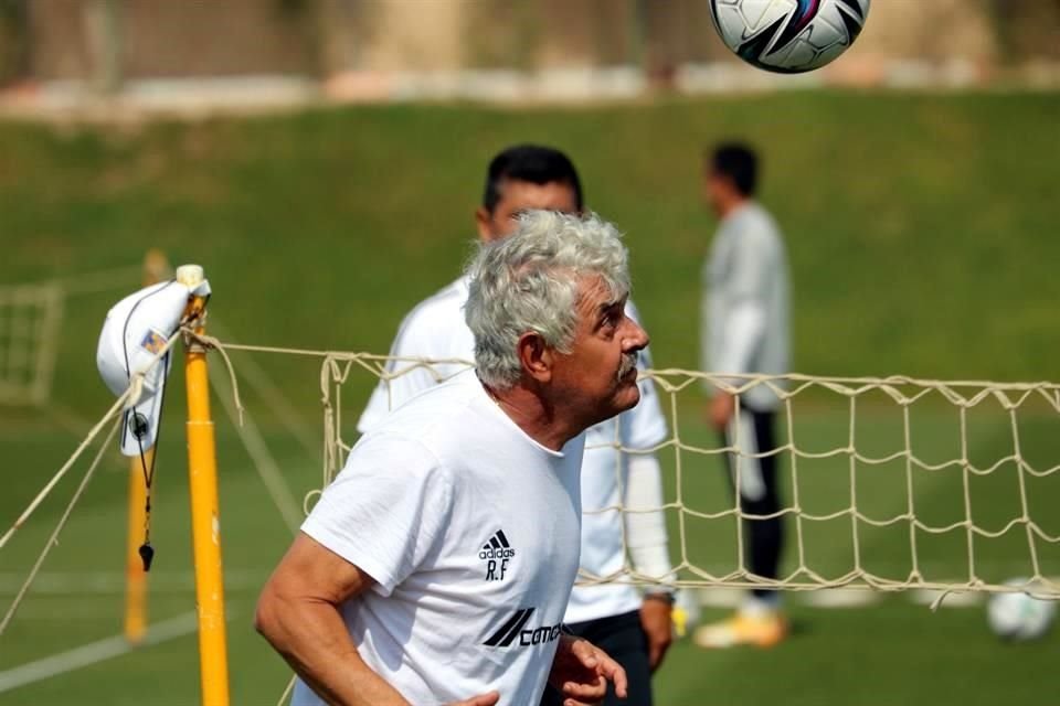 'Tuca' participó en una reta de tenis-balón, en la que es especialista, en el último entrenamiento de Tigres en Qatar.