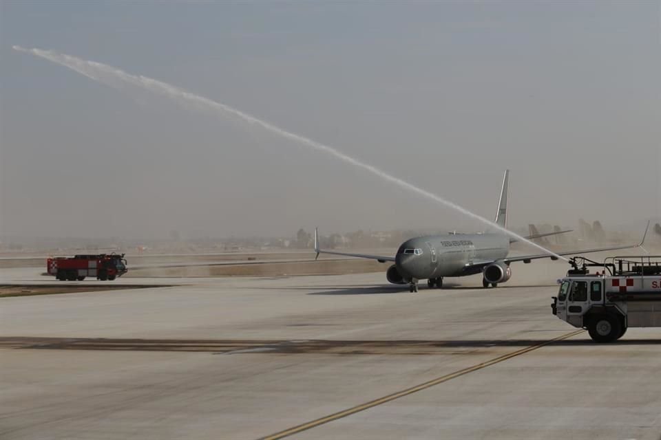 Así aterrizó el avión en el que iba AMLO en el aeropuerto de Santa Lucía.