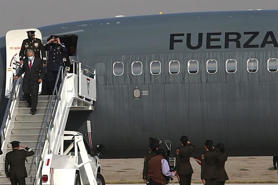 AMLO, durante el aterrizaje del avión en Santa Lucía.