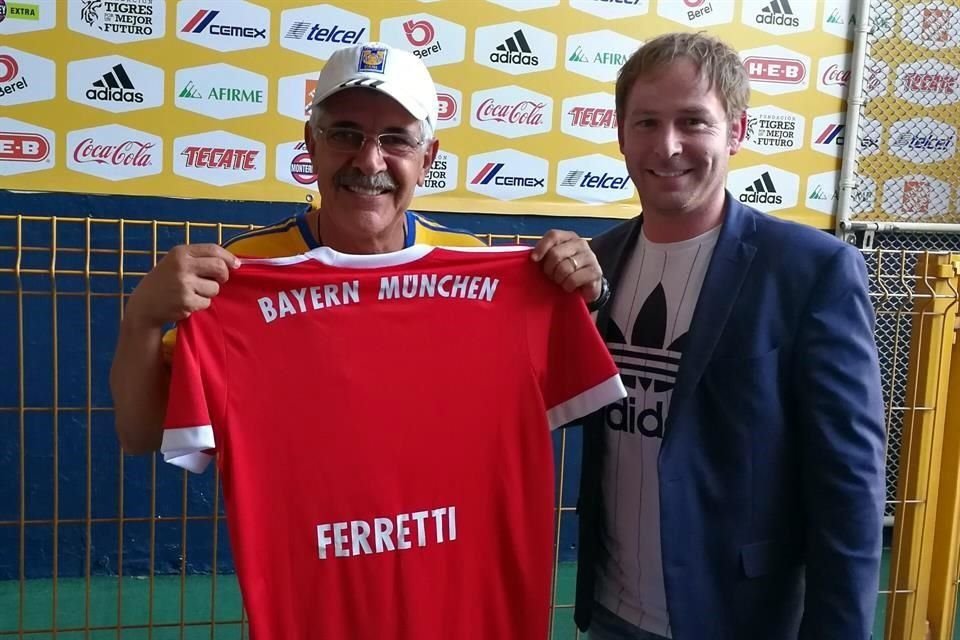 Gerald Fiedler, un bávaro radicado en Guadalajara, le regaló un jersey del Bayern Munich al 'Tuca'