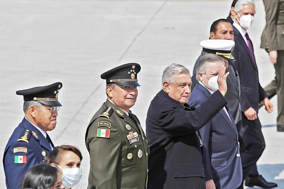 Con varios invitados, Presidente AMLO estrenó una de las pistas del nuevo aeropuerto de Sta. Lucía, donde ya aterrizaban aviones militares.