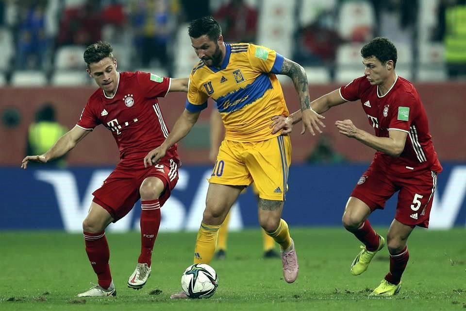 Gignac trata de salir ante dos marcas del Bayern Munich.