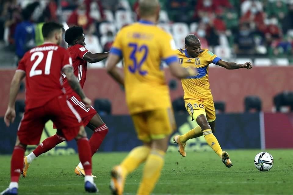 Tigres tuvo algunas llegadas que no representaron tanto peligro para Neuer.