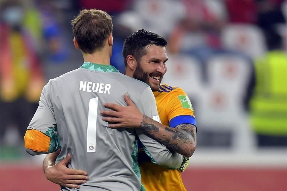 Gignac saluda a Neuer en una jugada en el primer tiempo.