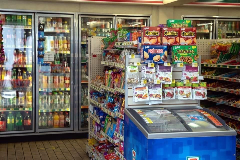 La reforma que busca contener el consumo de alimentos 'chatarra' por los educandos fue aprobada en el Cámara alta por unanimidad.