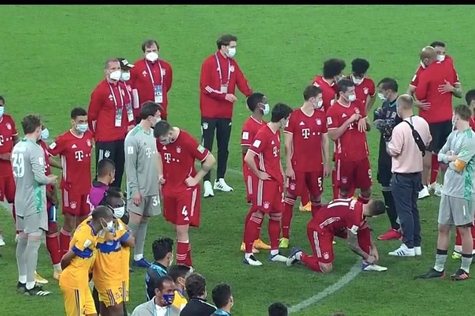 El arquero felino 'aprovechó' que se acercó a felicitar a los alemanes para hablar con Lewandowski, a quien le hizo una seña de la mano en el gol.