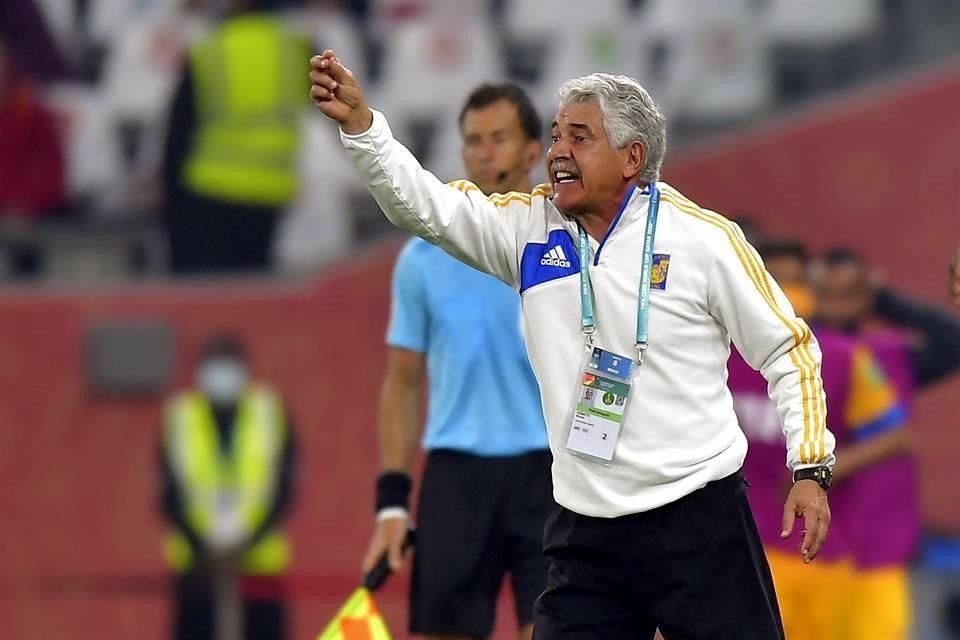 Ricardo Ferretti estuvo dando muchas indicaciones en el transcurso del partido.