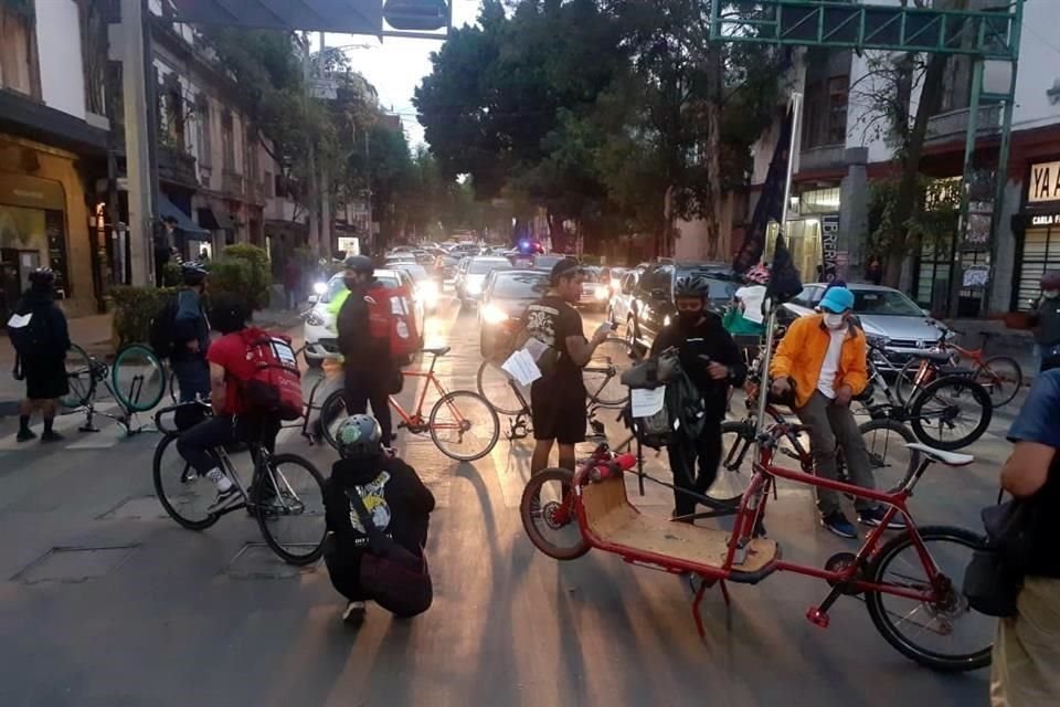 Alrededor de las 18:30 horas, los pedalistas tomaron las calles con pintas en el piso en relación a sus cuatro demandas principales.