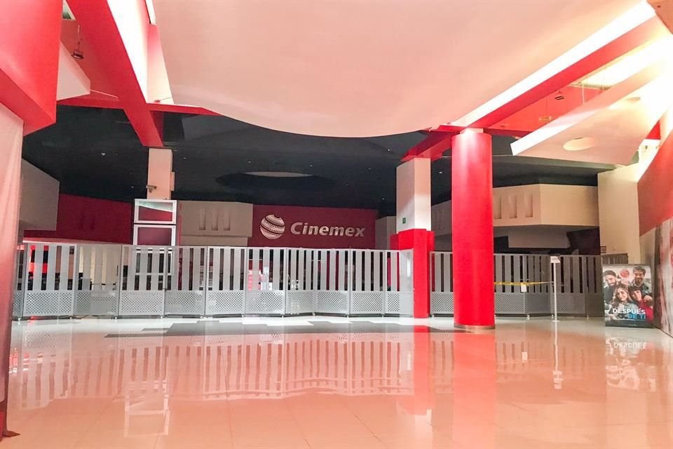 Cinemex Multiplaza Las Palmas, ubicado en la Zona Diamante de Acapulco, una de las dos sucursales que existen en el puerto, mantiene sus puertas cerradas y no existen avisos a sus clientes del cierre.