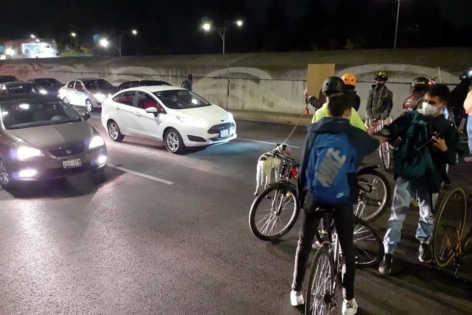 Ciclistas y familiares de víctimas de hechos de tránsito bloquean Cuauhtémoc en ambos sentidos, a la altura de Viaducto, así como todos los carriles de Viaducto.