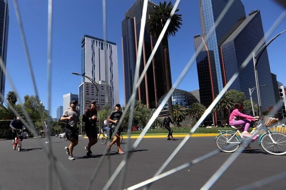 Trabajadores de Muévete en Bici realizaron cierres intermitentes para permitir a ciclistas, corredores y patinadores asistir a la convocatoria.