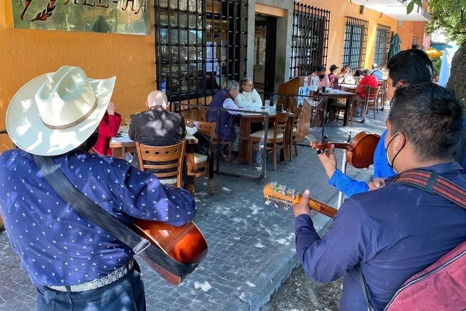 Trabajadores de restaurantes, en la Colonia Condesa, Alcaldía Cuauhtémoc, explicaron que la alta demanda de comensales inició desde la mañana.