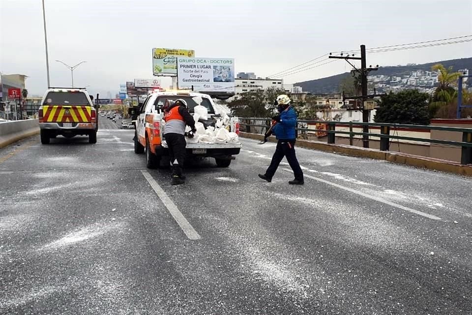 Protección Civil arrojó sal sobre la carpeta asfáltica del puente de Gonzalitos y Leones.