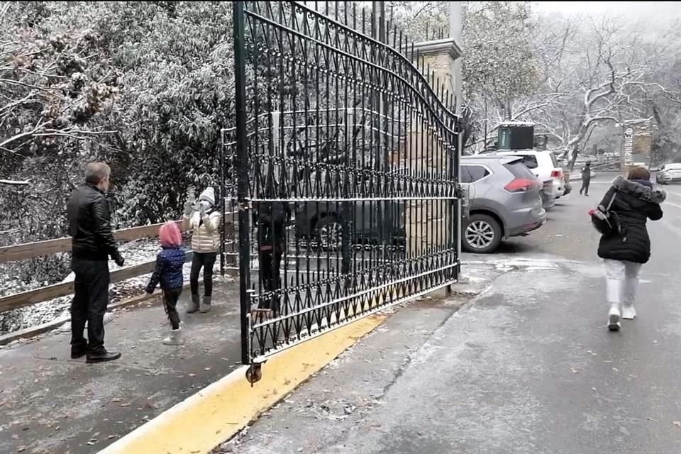 Desde temprana hora, varios regios acudieron en familia a este parque que luce con una capa de aguanieve.