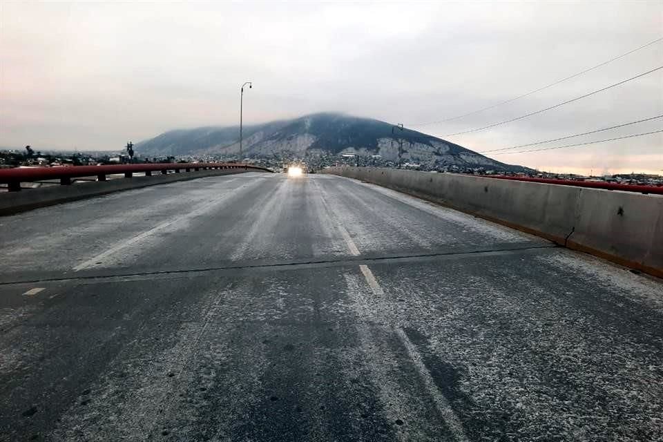 En distintos puntos de la Ciudad, puentes viales fueron cerrados para evitar accidentes.