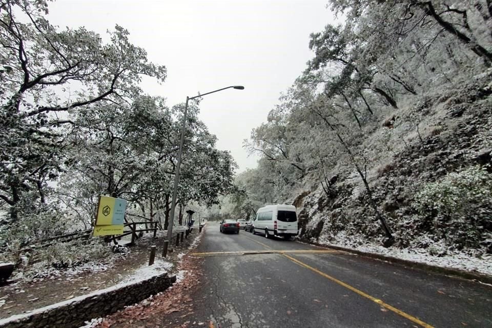 En algunas zonas de San Pedro, el hielo cubrió las calles por lo que fue necesario que los cuerpos de auxilio arrojaran sal.