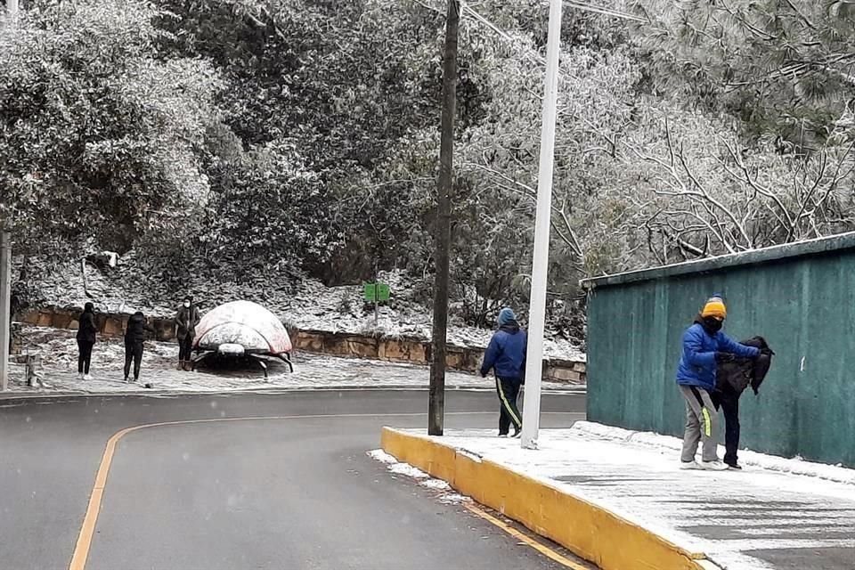 En distintas zonas, los regios buscan tomar fotos para recordar el día.