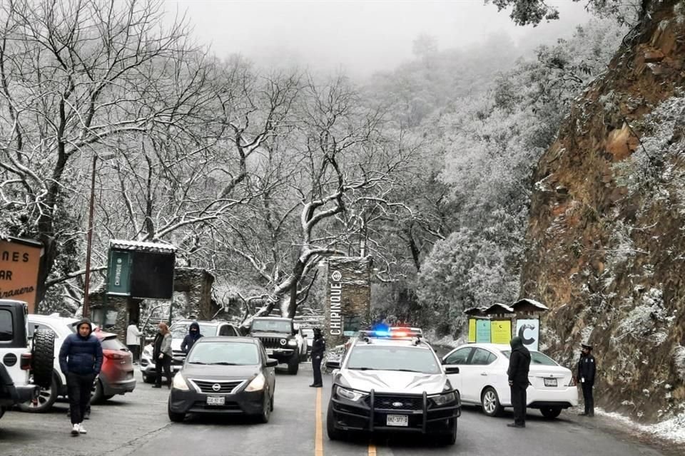 Decenas de paseantes acudieron esta mañana a Chipinque a disfrutar de los paisajes invernales.