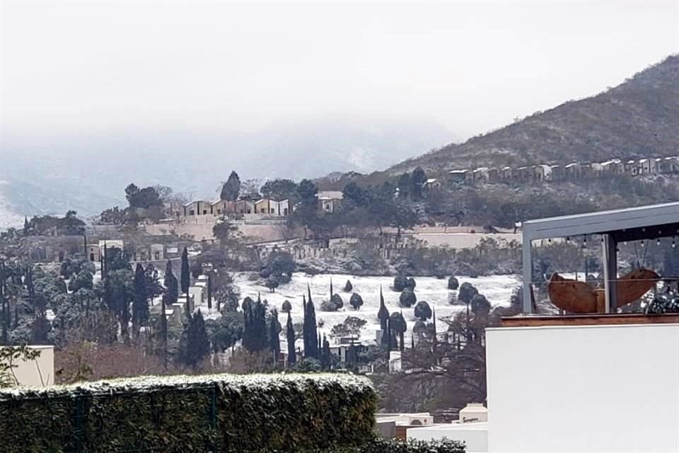 Así luce el Parque funeral Guadalupe cubierto de nieve, al sur de la Ciudad.