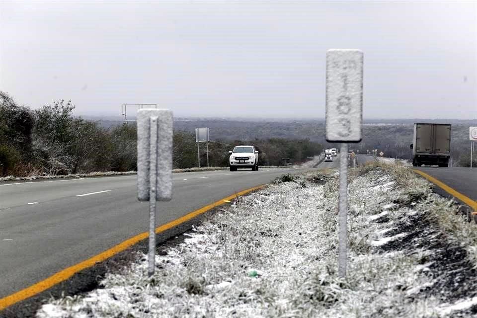 La Carretera Nacional, entre Montemorelos y Linares, se cubrió de blanco.