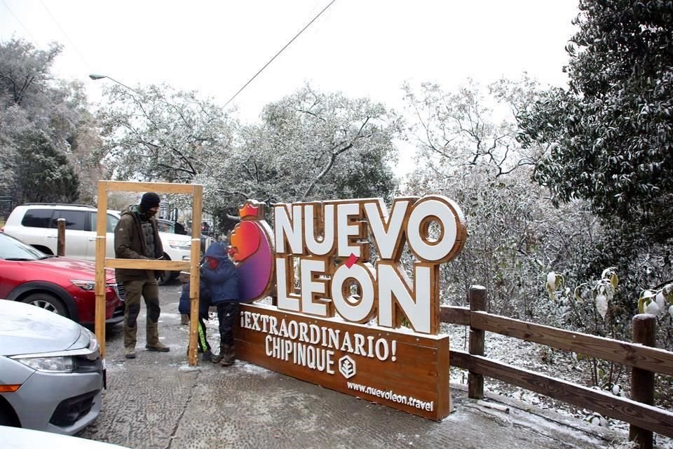 Decenas de regios acudieron a tomar fotografías del recuerdo a Chipinque.