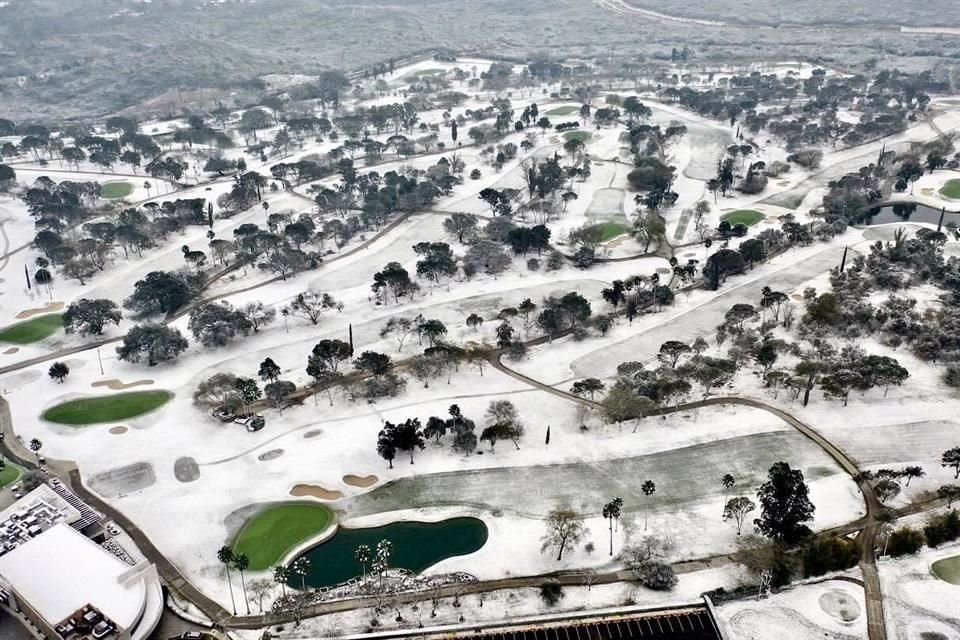 La Ciudad amaneció cubierta de blanco en distintos puntos tras la caída de aguanieve y las temperaturas por debajo de cero.