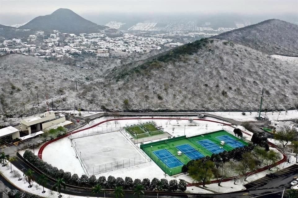 La Ciudad amaneció cubierta de blanco en distintos puntos tras la caída de aguanieve y las temperaturas por debajo de cero.