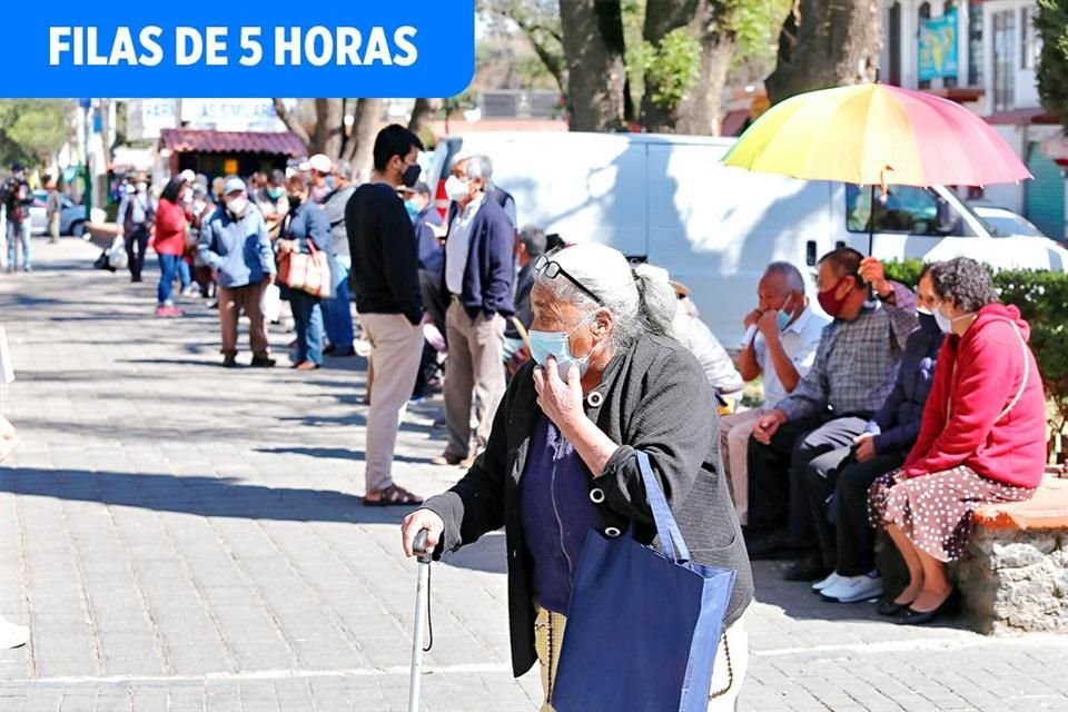 En los módulos de vacunación de la CDMX los adultos mayores tuvieron una larga espera.