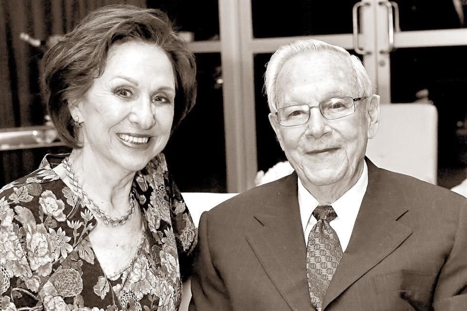 CON SU ESPOSA. Magdalena de la Garza de Martínez
