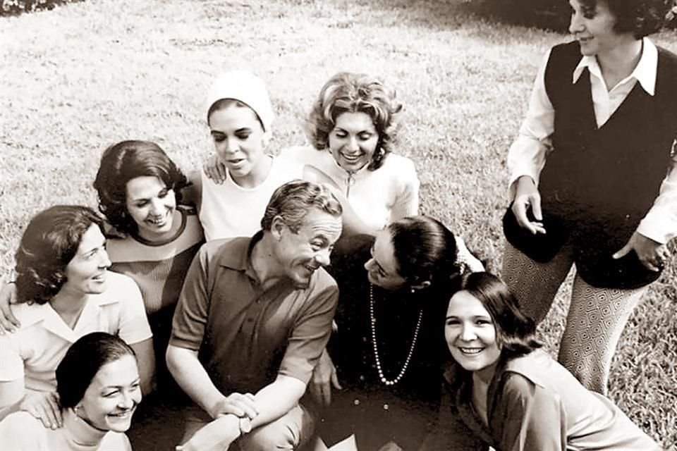 Héctor Martínez O'Dowd con María Luisa Barragán, Georgia de la Garza, Magdalena de la Garza, Estela Bremer, Cordelia Montemayor, Carmen Silva, Catalina Guajardo y Martha de la Garza