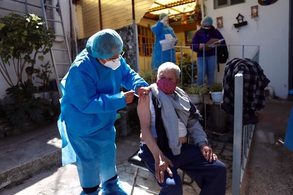 Brigadas acudieron a vacunar a domicilio a 180 adultos mayores de Cuajimalpa, varios de los cuales dijeron sentir tranquilidad tras la dosis.