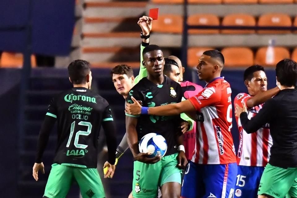 Félix Torres recibió la roja y luego sucedió el acto de racismo.