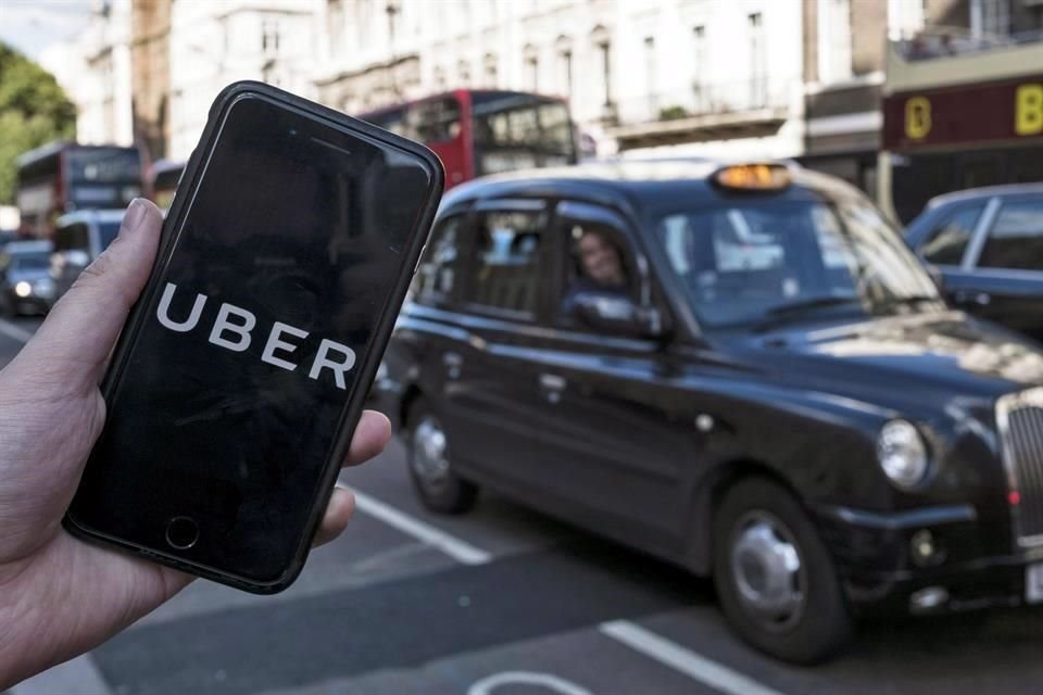 Uber espera reclutar 'varios cientos' de los famosos taxis negros antes de enero.