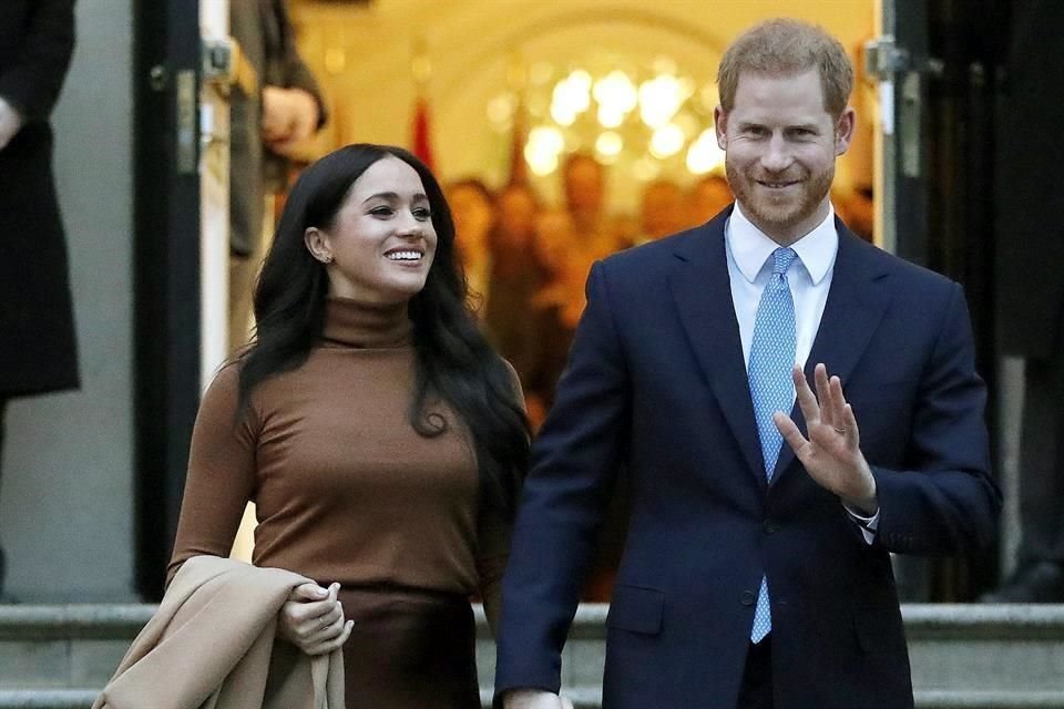 Los Duques de Sussex, Enrique y Meghan, no volverán a ser miembros activos de la Familia real británica, anunció este viernes el Palacio de Buckigham.