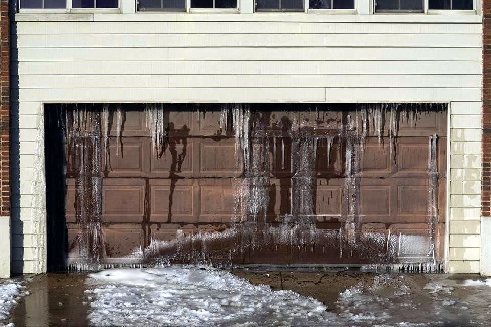 Vista de un edificio en Dallas, Texas, en medio de las bajas temperaturas.