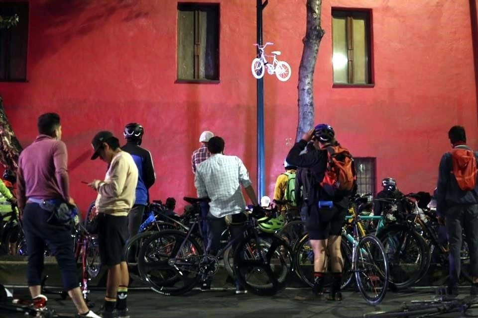 Una bicicleta blanca fue colocada en la calle Izazaga, frente al Claustro de Sor Juana, en memoria de Ricardo, ciclista atropellado por una unidad de transporte público