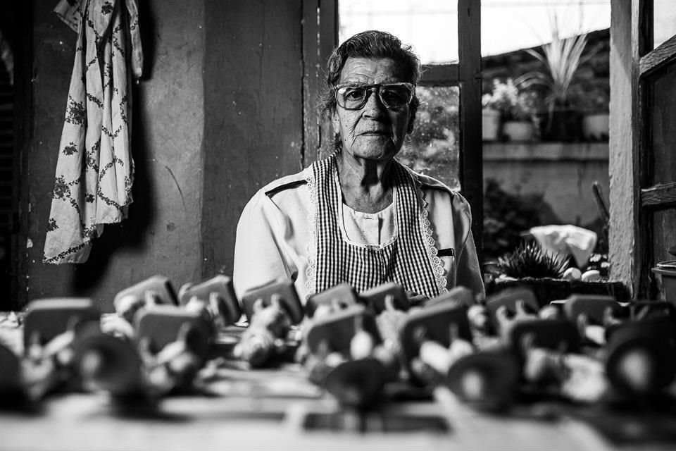 Alejandra Rosa, de 92 años, es una de las más longevas creadoras del Municipio. Sus piezas se enfocan sobre todo en los muñecos de los nacimientos. A este tipo de artesanas les llaman moneras.