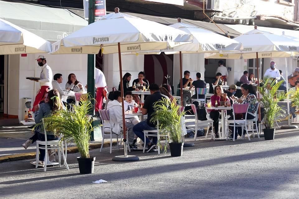 Desde el mismo viernes, restaurantes y bares lucían abarrotados por dentro y fuera y con grandes filas de comensales en espera