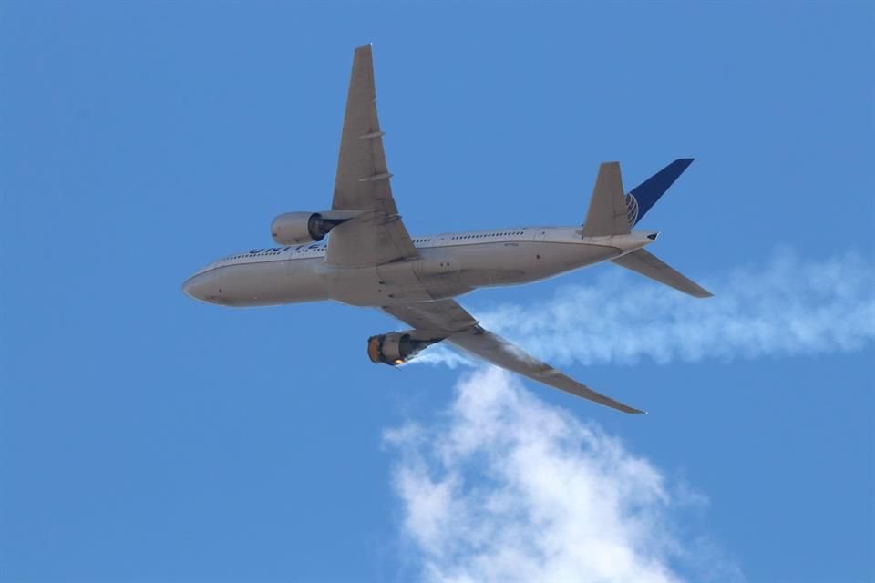 Un usuario de instagram, @speedbird5280, captó el momento en el que falló el motor del vuelo 328 de United Airlines el sábado.