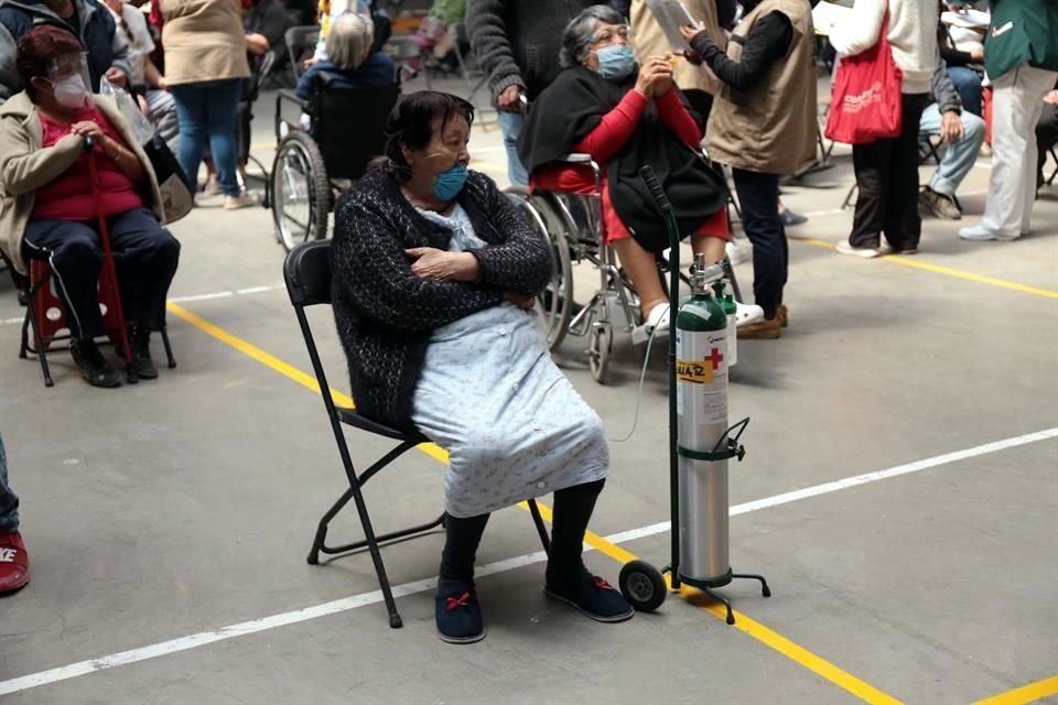 Entre las filas que llenaron el deportivo era posible observar a varias personas con tanques de oxígeno.