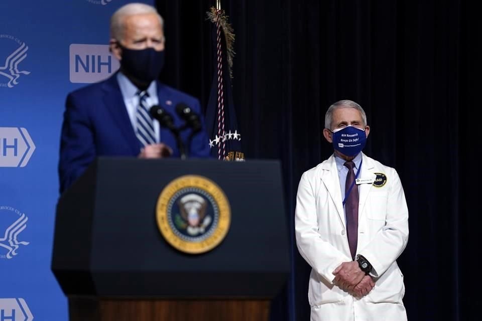 Anthony Fauci escucha al Presidente Biden durante una visita a los Institutos Nacionales de Salud en días pasados.