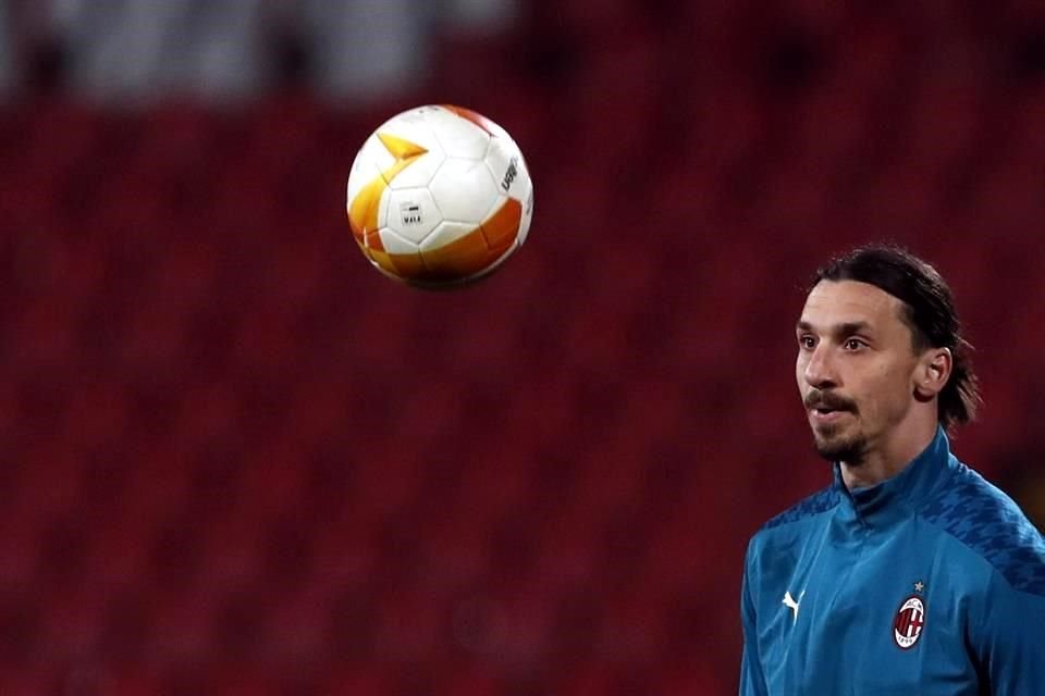 En ese partido, Zlatan Ibrahimovic no fue titular, por lo que estuvo en las gradas.