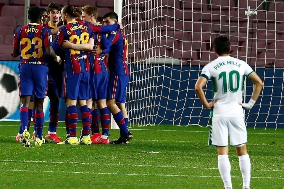 El Elche aguantó en el primer tiempo, pero no soportó la presión blaugrana en la parte complementaria.