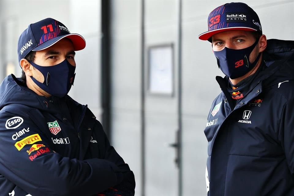 Sergio Pérez y Max Verstappen ya probaron este miércoles el nuevo RB16B.