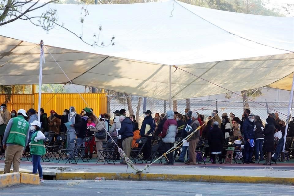 La vacuna contra el Covid-19 dio ayer esperanza a los adultos mayores que acudieron a la Escuela Nacional Preparatoria No.1