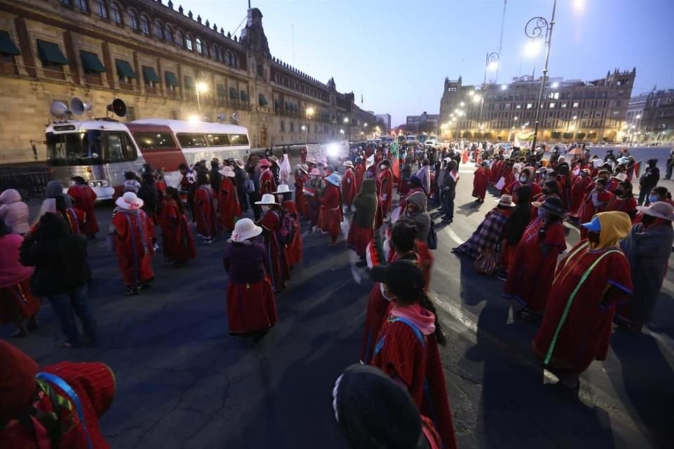 Los manifestantes arribaron en varios camiones durante la madrugada.